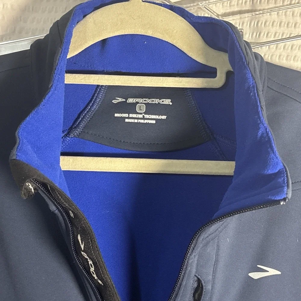 Brooks Large Navy Blue Utopia Soft Shell Jacket Thumb holes Reflective Running